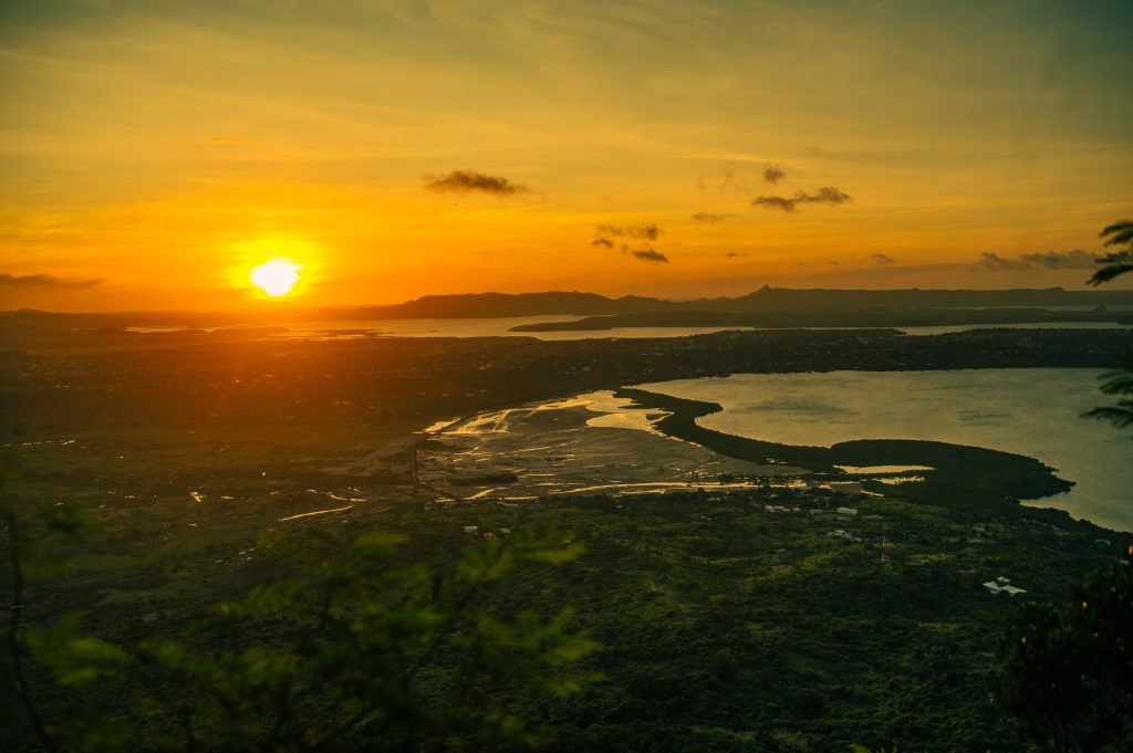 CoucherDeSoleil_BaieAntsiranana_Montagne-de-Français-Anosiravo