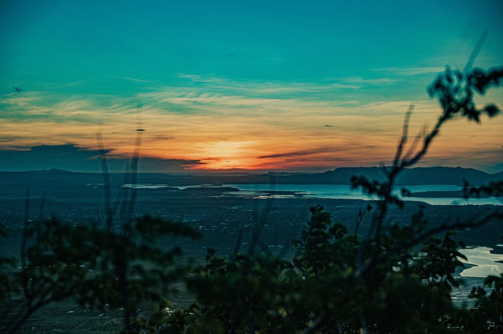 Vue Aube_BaieAntsiranana_Montagne-de-Français-Anosiravo